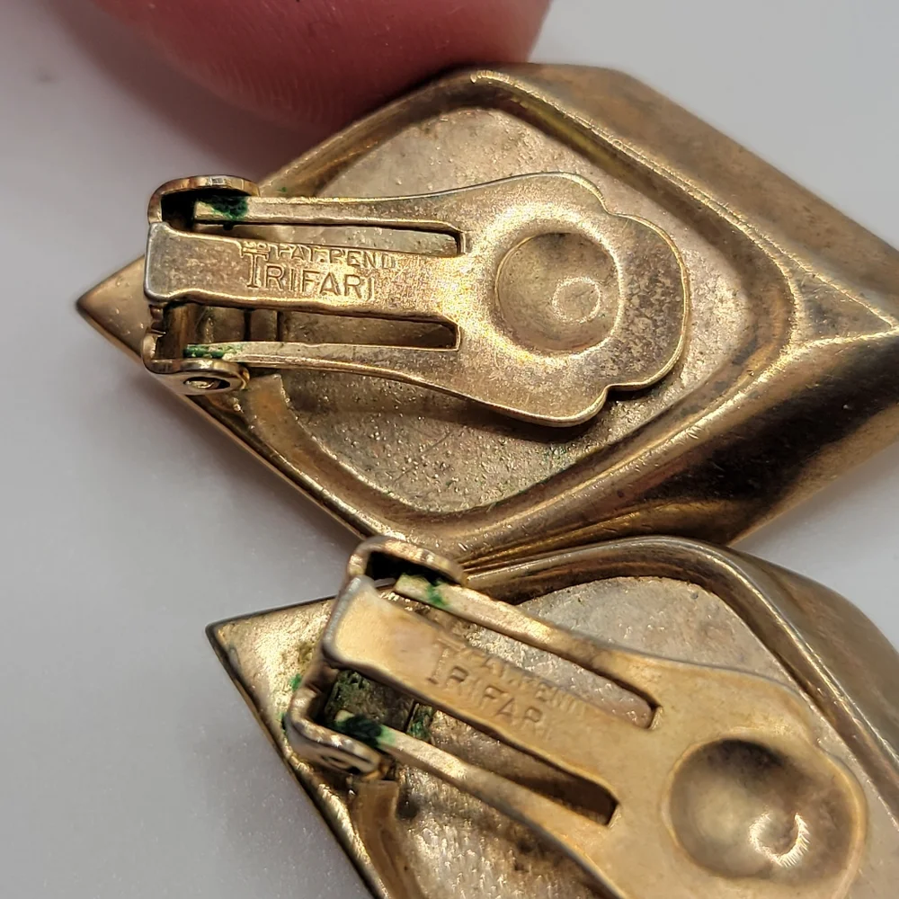 VTG Crown Trifari "Invisibly Set" Rhinestone Clip-on Earrings | SIGNED | HTF - Picture 4 of 9